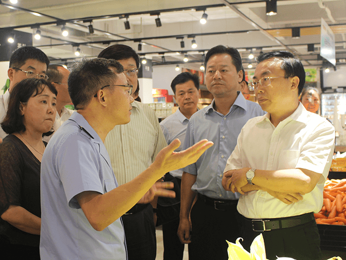 梅尼购物中心店迎来张家界市副市长李培其和市食药局局长李步群等领导视察“放心肉菜示范门店“的创建工作及双节商品储备和食品安全工作
